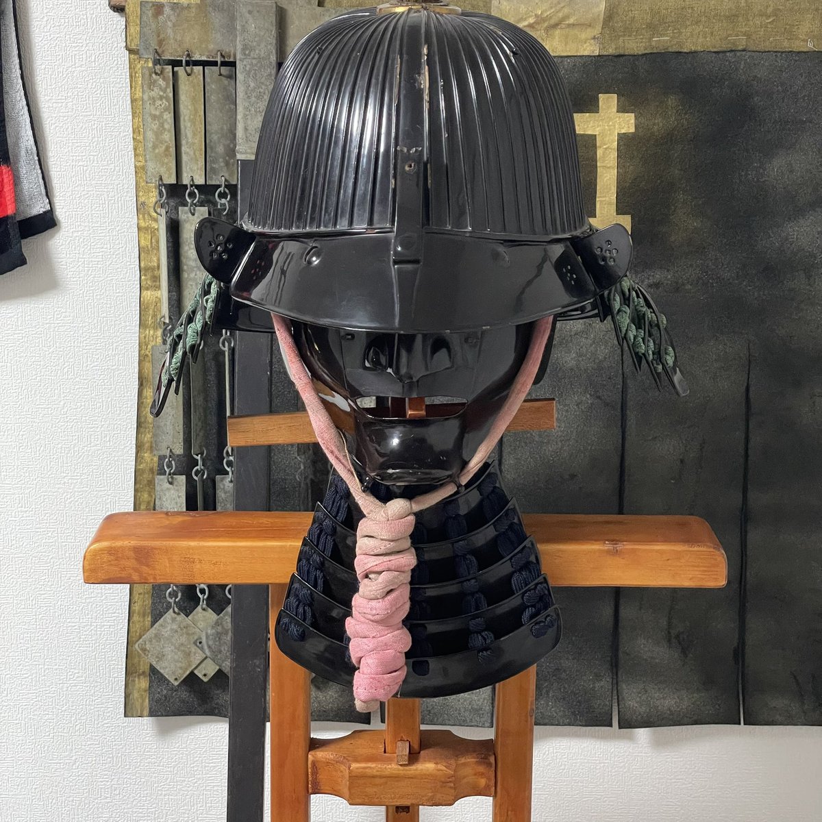 陣笠　家紋・兜 笠で兜 (かぶと) の代用とした『陣笠』の家紋がモデル名の由来となって