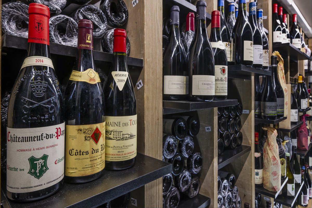 Los martes tienen algo de conspiración y de taberna ilustrada. Hay días que se prestan a la desgana o al tedio; el martes, en cambio, huele a pólvora fina y a buen vino. Y estos tres tipos lo saben —vaya si lo saben—.