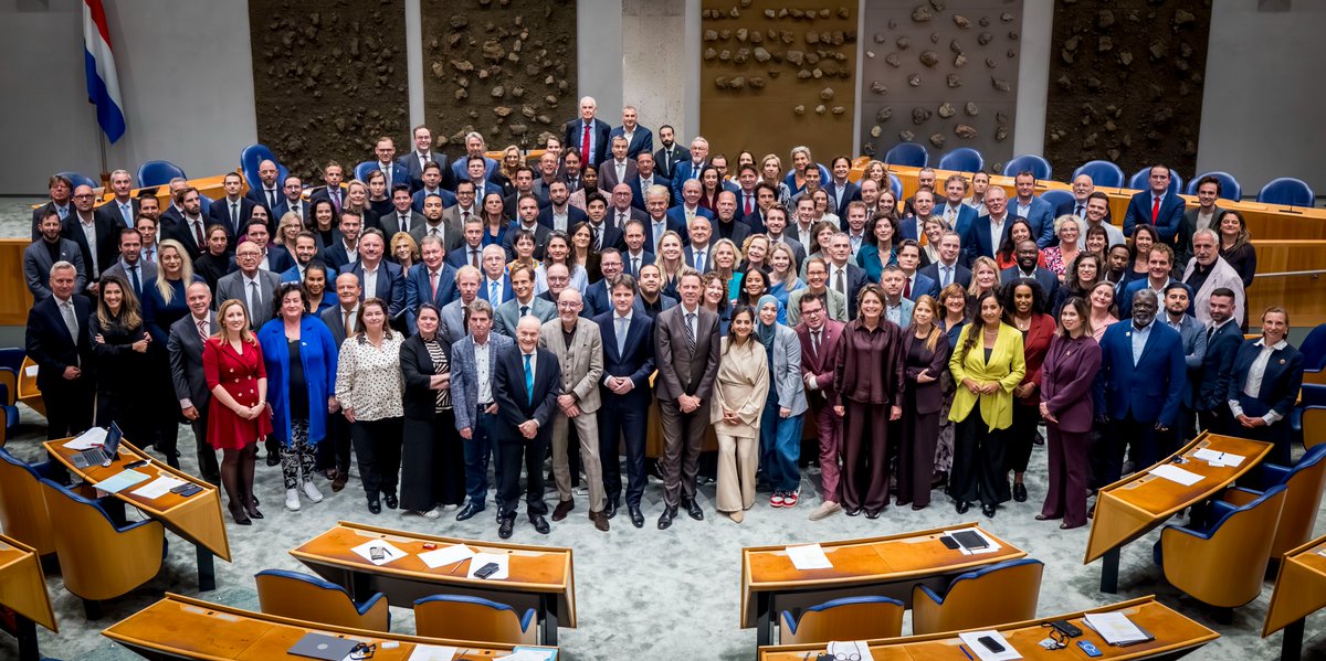 Zeventig Kamerleden nemen vandaag afscheid. Kamervoorzitter Martin Bosma spreekt hen persoonlijk toe. De nieuwe Tweede Kamer wordt morgen beëdigd. Lees meer en volg vanaf 12.30 uur live: tweedekamer.nl/nieuws/kamerni… #verkiezingen2025