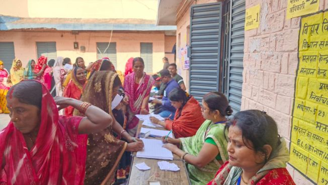 TNPNEWS1's tweet photo. बिहार विधानसभा चुनाव के अंतिम चरण में दोपहर 3 बजे तक 60.40% मतदान हुआ

पढ़ें पूरी खबर: https://t.co/DjckVt2Phe

#BiharElection2025 #biharassemblyelection2025 #BiharVotes #VoterTurnout #FinalPhaseVoting #ElectionUpdates #tnpnews https://t.co/2XmCYkRj7p