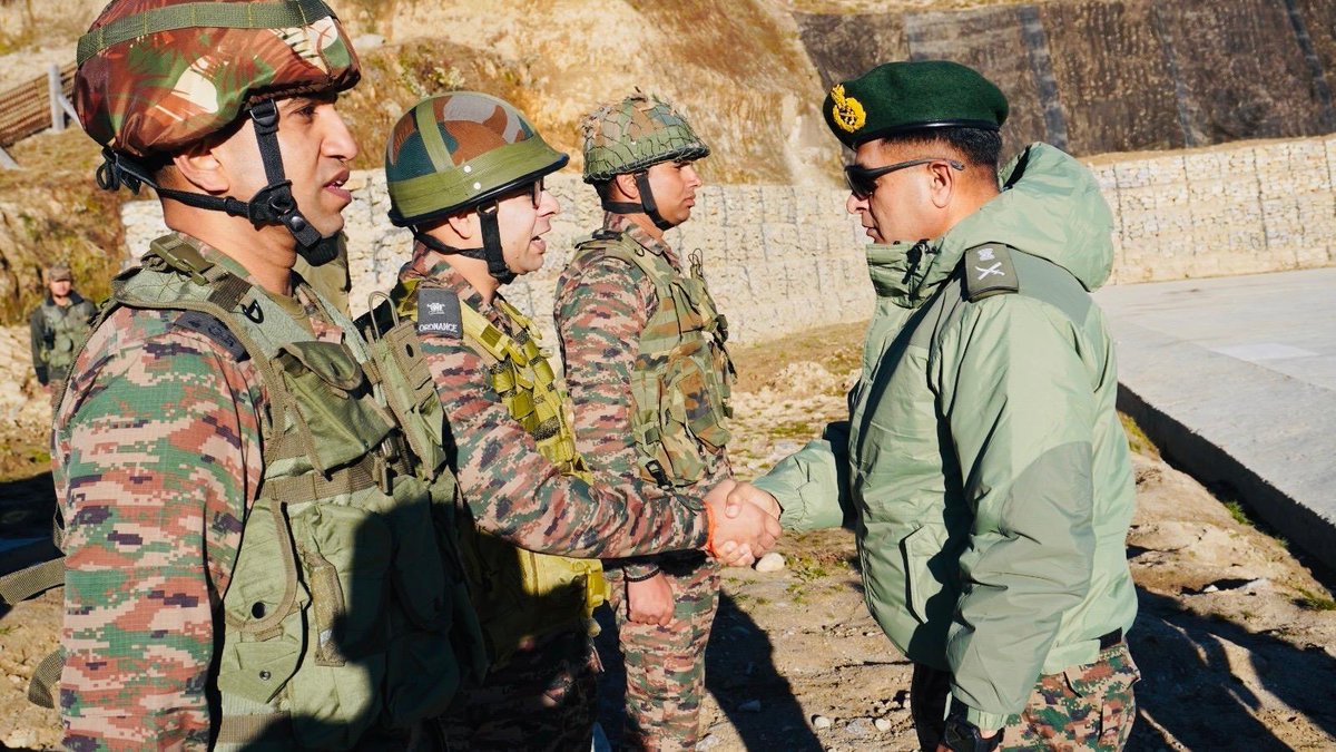 GajrajCorps_IA's tweet image. 𝐎𝐩𝐞𝐫𝐚𝐭𝐢𝐨𝐧𝐚𝐥 𝐄𝐱𝐜𝐞𝐥𝐥𝐞𝐧𝐜𝐞, 𝐔𝐧𝐰𝐚𝐯𝐞𝐫𝐢𝐧𝐠 𝐂𝐨𝐦𝐦𝐢𝐭𝐦𝐞𝐧𝐭

Lt Gen Gambhir Singh , GOC #Gajraj Corps, visited forward locations of the Ball of Fire Division in Arunachal Pradesh. The Corps Commander reviewed the operational readiness and witnessed a…