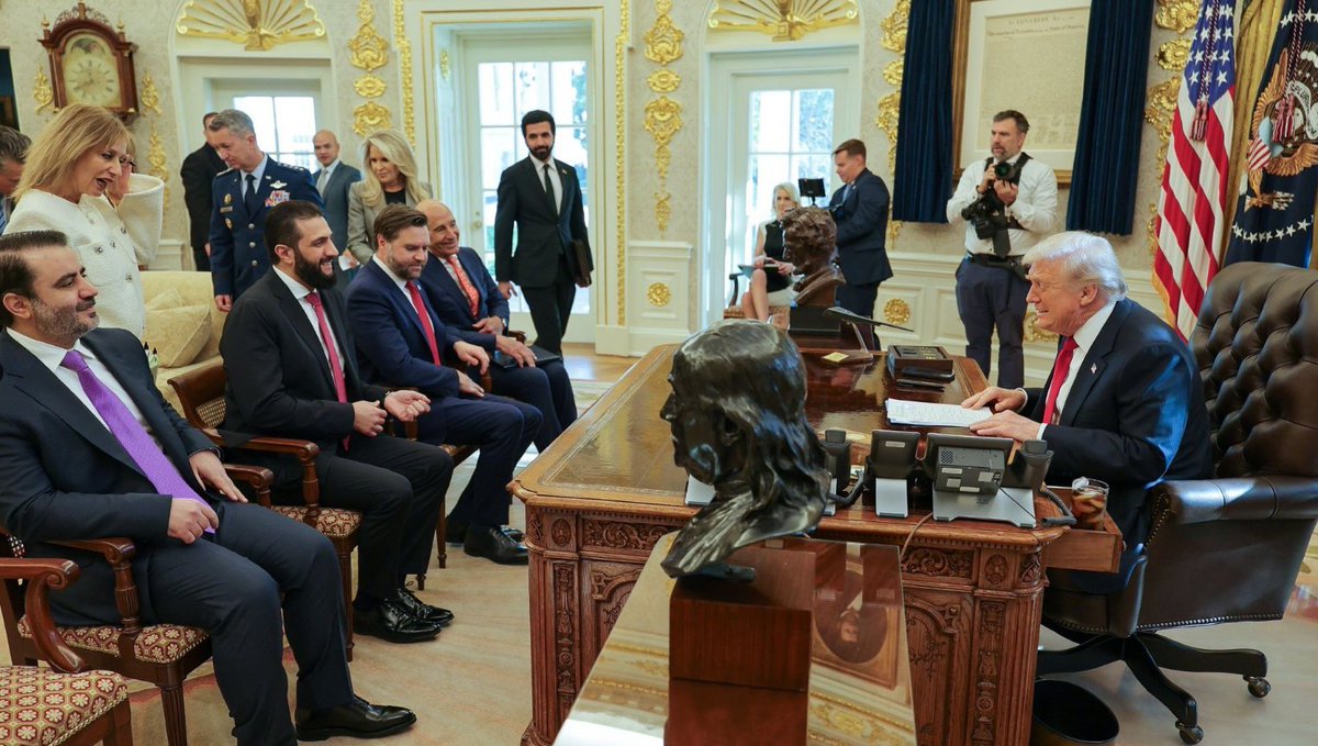 🇺🇸 Trump–Sharaa Zirvesi: Sezar Yasası Askıya Alındı, Ortadoğu’da Yeni Dönem
🏛️ Tarihi Görüşme
Suriye Cumhurbaşkanı Ahmed al-Sharaa ile ABD Başkanı Donald Trump, Beyaz Saray’da bir araya geldi.
Bu, Suriye tarihinde ilk kez bir liderin resmen Beyaz Saray’da ağırlanması anlamına