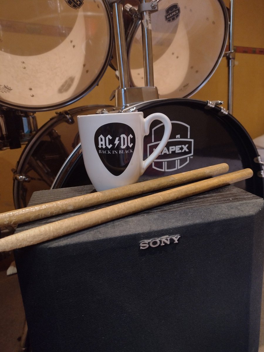 * Buen día chicuelinosss!
#ReciénMartes...
Café y arrancamos...
Que tengan un excelente día.. Pero no te olvides 👇 
💀 Siempre con MÚSICA para el alma...)*