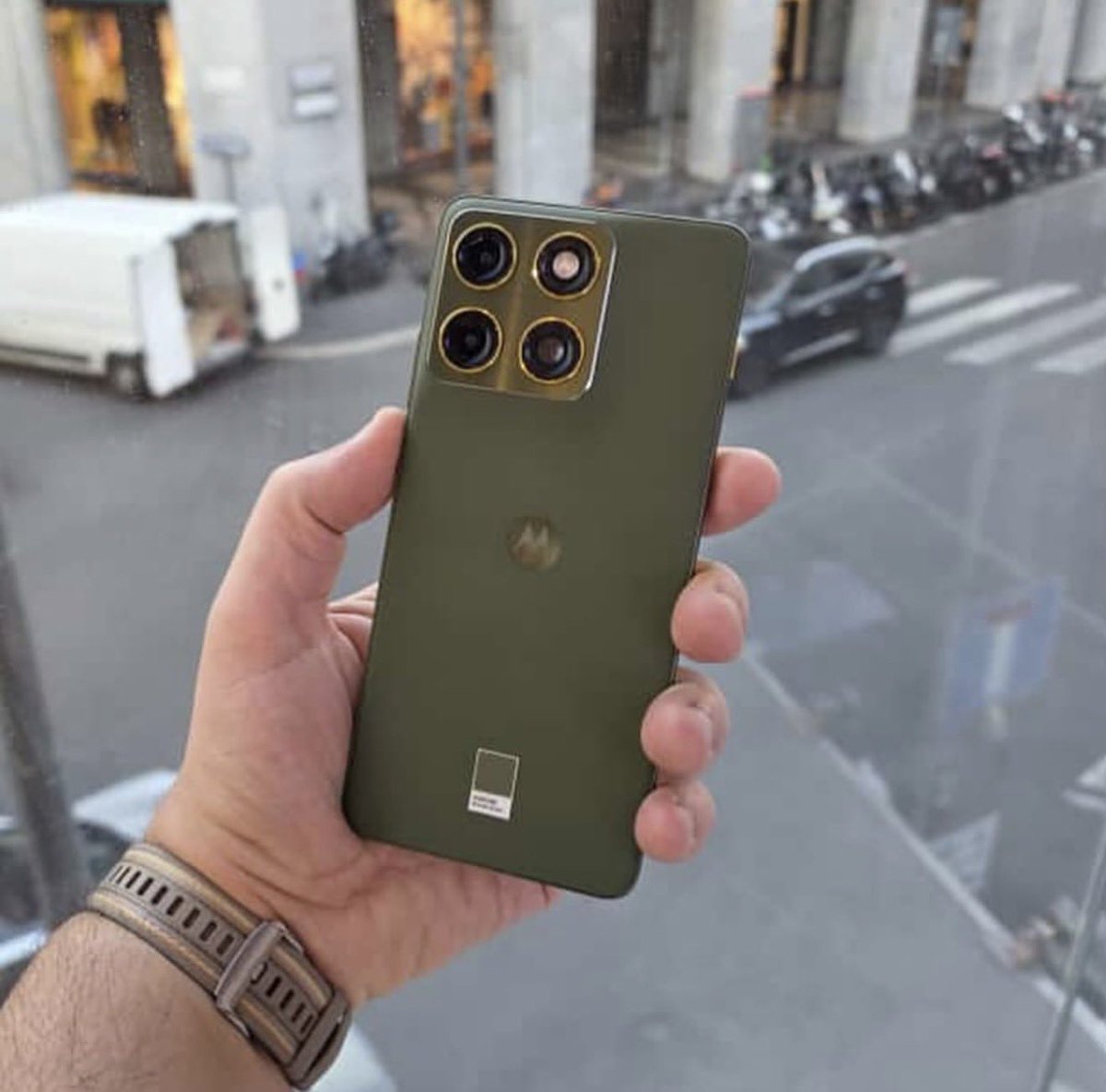 MikyAncona's tweet image. Motorola Edge 70: design super pulito, fotocamera migliorata e un’esperienza fluida che sorprende fin dal primo utilizzo. Uno di quei telefoni che ha davvero senso nel 2025. 🔥📱
@MotorolaITA @Moto 
#mikyancona #mikyanconatech
#Motorola #MotorolaEdge70 #Edge70