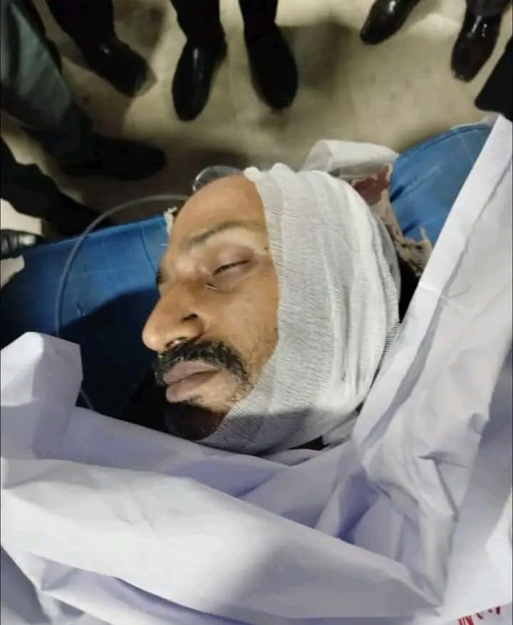 اسلام اباد ڈسٹرکٹ کورٹ😭

اسلم گمن ایڈووکیٹ  آج چند گھنٹے قبل فیملی عدالت میں خوشی خوشی تمام وکلا کو مٹھائی کھلا رہے تھے کہ وہ سپریم کورٹ آف پاکستان کے وکیل بن گئے ہیں۔ کچھ ہی دیر بعد وہ ڈسٹرکٹ کورٹ اسلام آباد میں خود کش دھماکے کی نذر ہو 
گئے۔