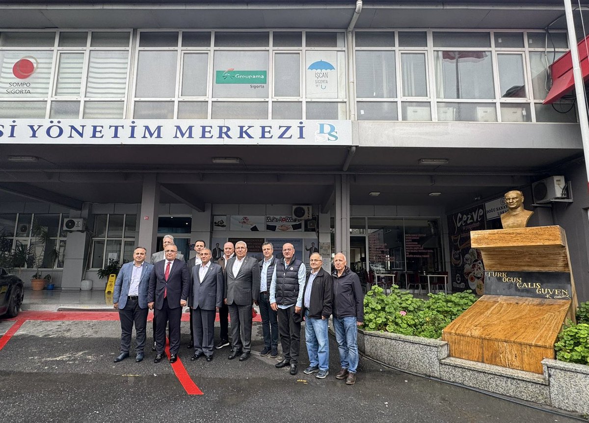 İlçemiz Doğu Sanayi Sitesi Yönetimini ziyaret ederek sanayici ve işadamlarımızla bir araya geldik.  Nazik ev sahipliklerinden dolayı teşekkür eder; yeni yönetime başarılar dilerim.