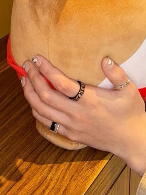 양손 네일 다르게했네(˵ ͡° ͜ʖ ͡°˵)