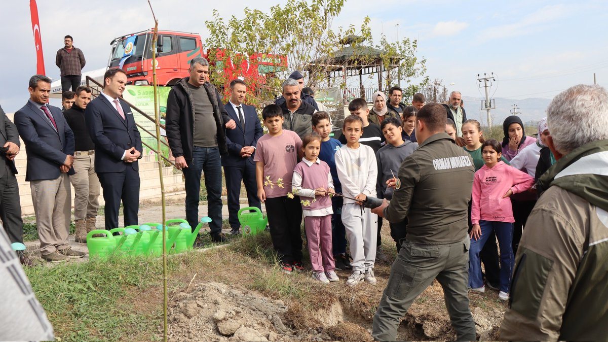 TCKarpuzlu's tweet photo. 11 Kasım #MilliAğaçlandırmaGünü kutlu olsun!🇹🇷🌲
11 Kasım #milliağaçlandırmagünü vesilesiyle sevdamız yeşil vatan kampanyası ile ülkemizin geleceğine nefes olmak için fidanları ilçe protokolümüz ile birlikte toprakla buluşturduk. https://t.co/VgNQfBCDzC