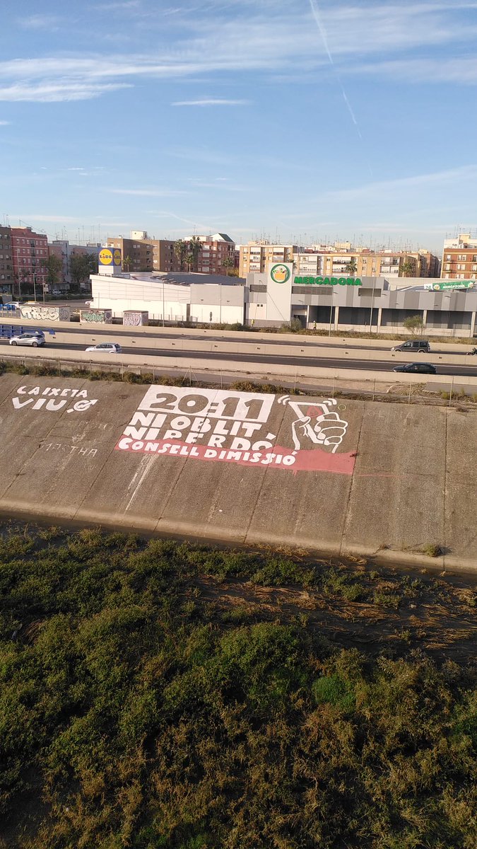 Os cuento esto:

Esto es la parte del río Turia por Xirivella (Valencia), donde pone ahora "consell dimissió", ponía Mazón dimissió y los operarios del ayuntamiento lo borraron.

Lo han vuelto a pintar, pero ahora, con la dimissió de todo el consell.
Siempre seremos mejores.