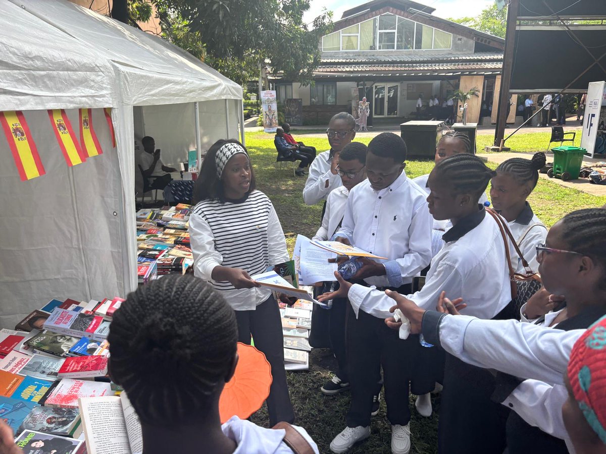 EmbEspRDC's tweet image. Sous l&apos;égide de l’Ambassade à la Fête du Livre à Kinshasa, des élèves du Groupe scolaire de Lemba ont assisté à une table ronde sur Cervantès et «Don Quichotte de la Manche», considéré comme le premier roman moderne. Nous remercions Bookexpress pour sa collaboration.