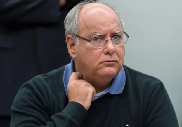 Midiagem_'s tweet photo. 🇧🇷 Gilmar Mendes trava julgamento e adia possível soltura de ex-diretor da Petrobras condenado na Lava Jato

O ministro Gilmar Mendes, do STF, pediu destaque e suspendeu o julgamento que poderia libertar o ex-diretor da Petrobras, Renato Duque, condenado a 29 anos de prisão por corrupção e lavagem de dinheiro no escândalo da Lava Jato.

O caso estava em votação no plenário virtual da Segunda Turma e prestes a encerrar, faltando apenas o voto do ministro Luiz Fux. O placar até então estava 2 a 1 contra o voto do relator Dias Toffoli, que havia defendido a anulação da condenação e a soltura do ex-diretor.

Com o pedido de Gilmar, o julgamento será retomado em sessão presencial, onde os ministros deverão refazer seus votos — o que, na prática, dá novo fôlego às defesas e atrasa a definição do caso.

Renato Duque foi um dos principais nomes ligados ao esquema de corrupção na Petrobras entre 2003 e 2012, período em que atuou como diretor de Serviços indicado pelo PT.

Mais uma vez, o Supremo volta a interferir em condenações da Lava Jato, alimentando o sentimento de impunidade e reforçando a narrativa de que a corrupção voltou a ser tratada com leniência no Brasil.

#STF #GilmarMendes #LavaJato #Petrobras #Corrupção