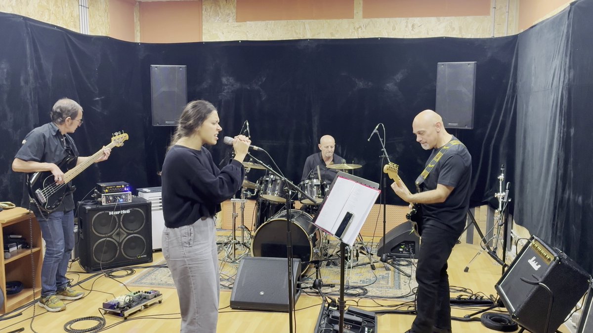 TextBlogRNRoll's tweet image. Vendredi j&apos;étais en studio avec le Kurt blues band pour enregistrer et filmer notre nouveau Teaser.

plus d&apos;info, vidéos et photos : textes-blog-rock-n-roll.fr/en-studio-avec…

#blues #bluesband #bluesrock #recordingstudio #studio #teaser #villeurbanne #lyon #recording