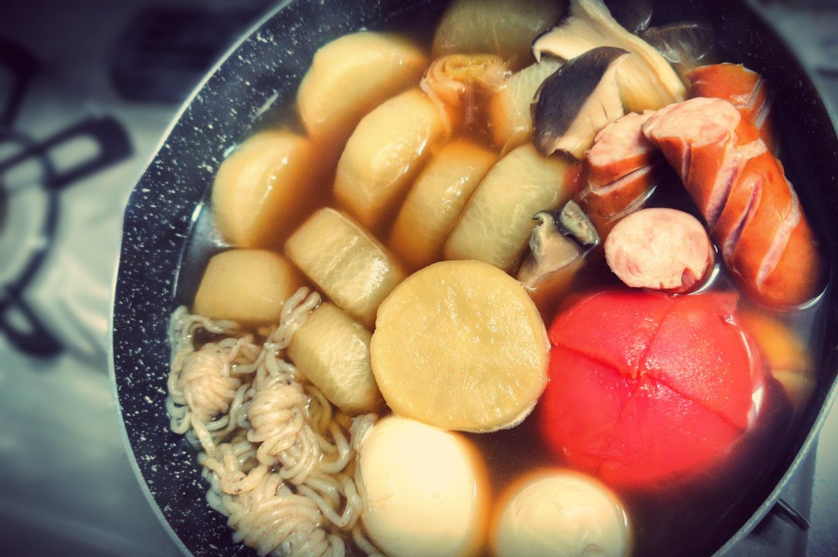 Gr_Key's tweet image. 本当に冷蔵庫に何もなかったおでん🍢
練り物無いからソーセージで旨味の底上げを
大根の下茹でガチったから、セブンは超えてるね😋

#おうちごはん #おでん