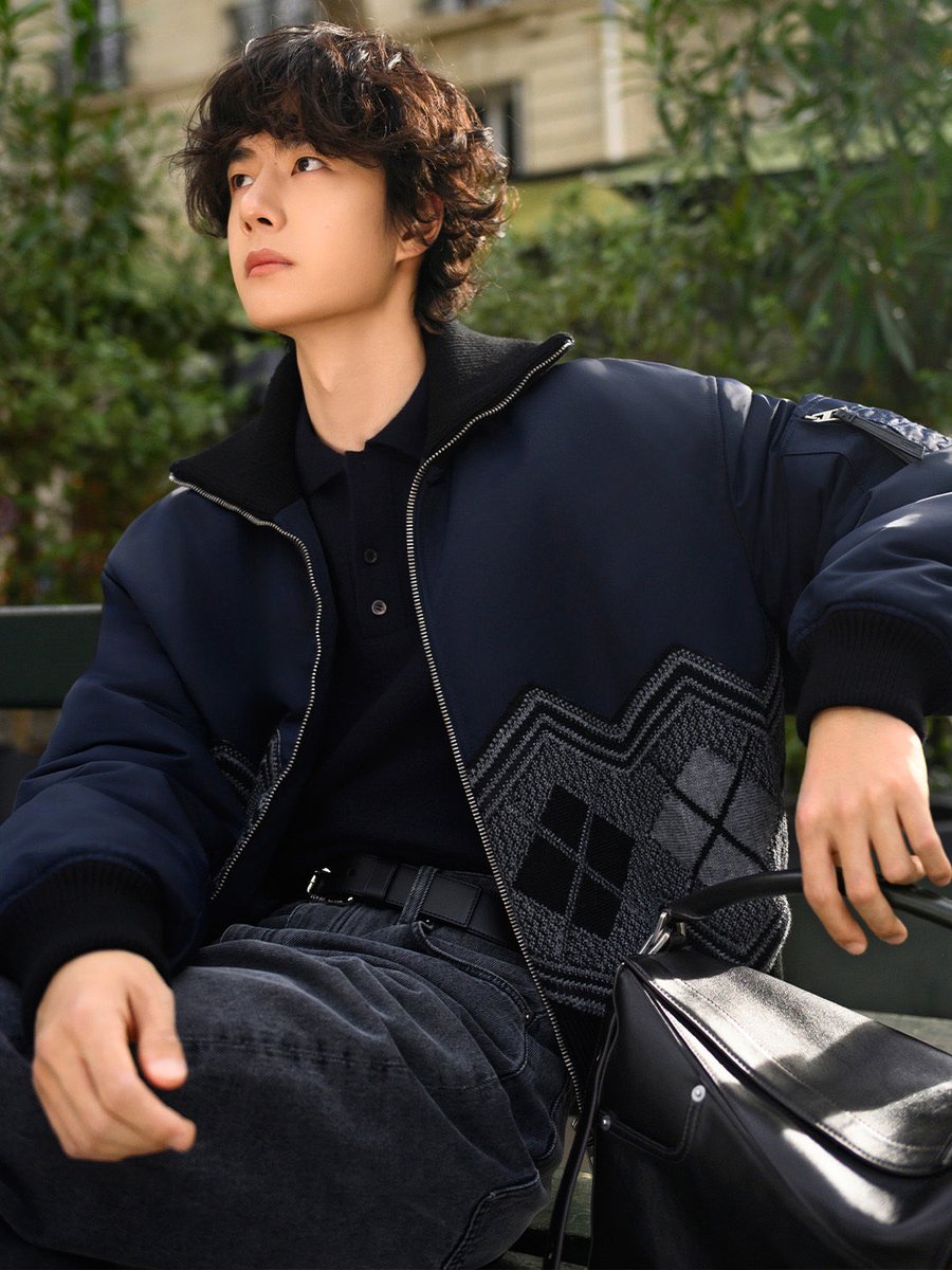 251111 18:00 LOEWE x Wang Yibo

A leisurely afternoon. LOEWE Global Brand Ambassador Wang Yibo models the 2026 Cruise Collection and the new lightweight Puzzle handbag on the streets of Paris.

#WangYiboxLOEWE