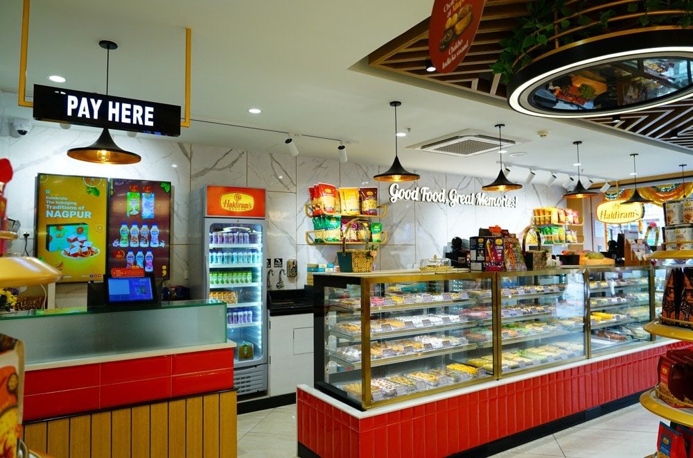 OurNewIndia's tweet photo. @IndianTechGuide 🍔 Top Food Chains in India – Outlets Count 🇮🇳
• Domino’s Pizza – 2,096
• McDonald’s – 665
• KFC – 430+
• Pizza Hut – 400+
• Burger King – 300+
• Subway – 500+
• Haldiram’s – 150+
• Bikanervala – 100+
• Cafe Coffee Day – 1,500+
• Barista – 200+
#FoodChains #India https://t.co/aoL52flLEU