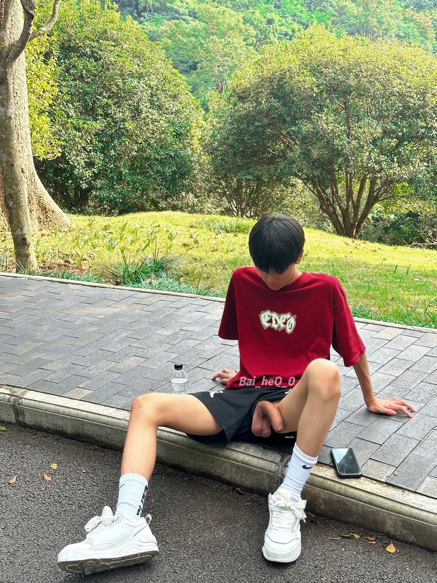 VioletH34523's tweet photo. 朋友在我面前，我该怎么做？😍一起来的有吗 https://t.co/8Wr9WNR0MS