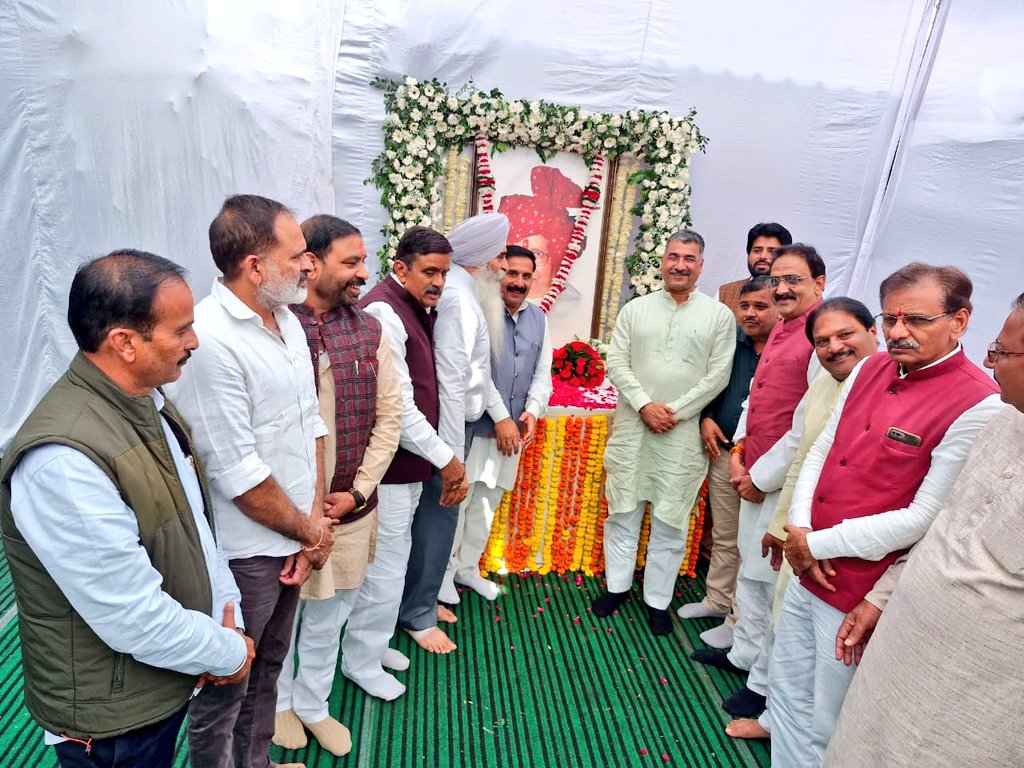 HitanandSharma's tweet image. भाजपा के वरिष्ठ नेता, पूर्व मुख्यमंत्री श्रद्धेय सुंदरलाल पटवा जी की जयंती के अवसर पर भोपाल स्थित उनके निवास पहुँच कर प्रतिमा पर पुष्प अर्पित कर श्रद्धांजलि दी।