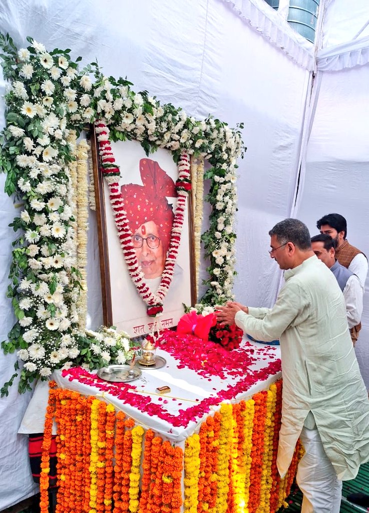 HitanandSharma's tweet image. भाजपा के वरिष्ठ नेता, पूर्व मुख्यमंत्री श्रद्धेय सुंदरलाल पटवा जी की जयंती के अवसर पर भोपाल स्थित उनके निवास पहुँच कर प्रतिमा पर पुष्प अर्पित कर श्रद्धांजलि दी।