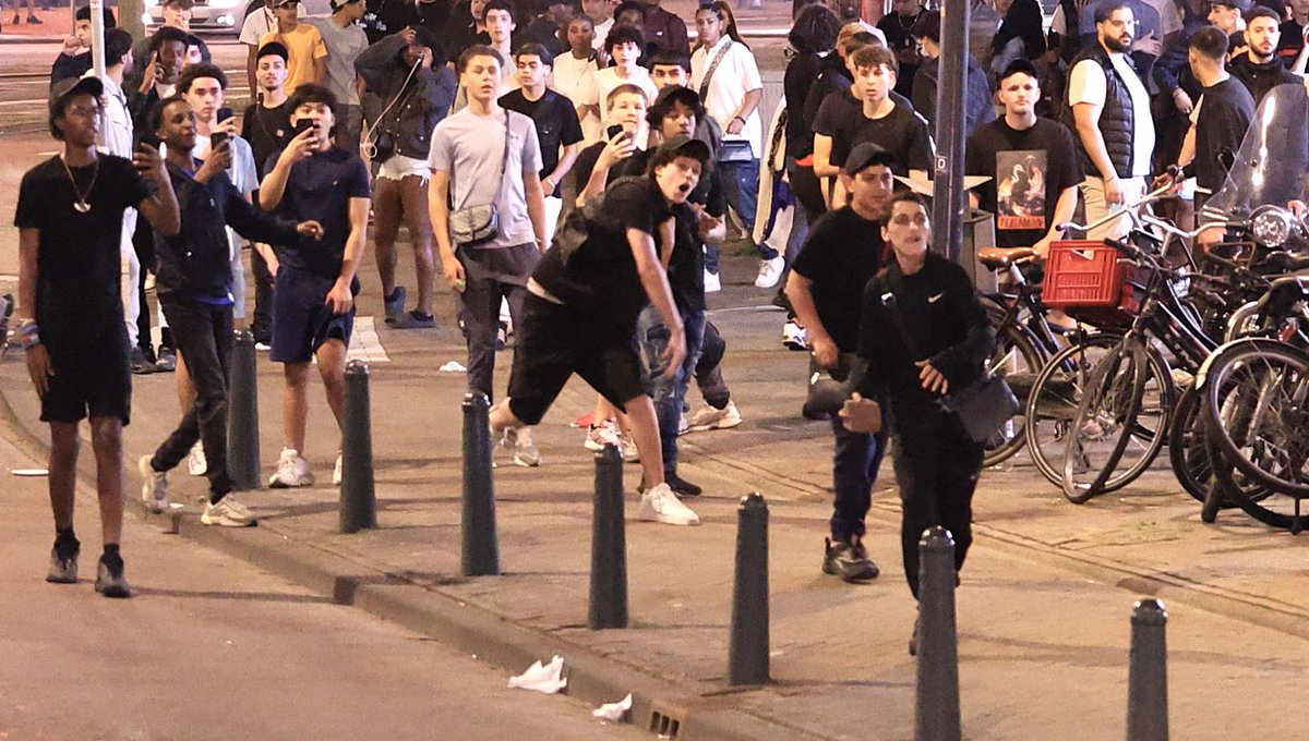 <a href="/NOS/">NOS</a> Fantastische foto van de rellende tieners maar ik vond een betere👇