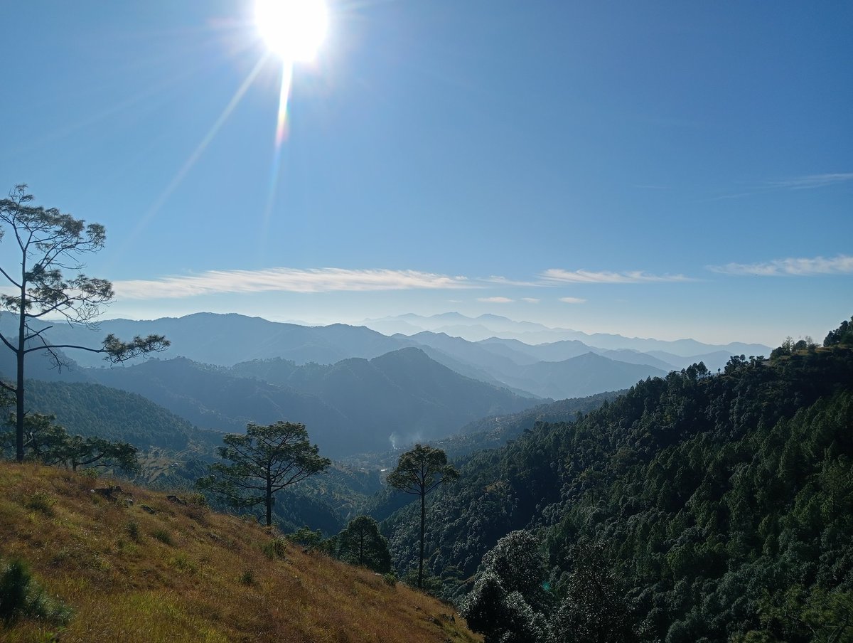 ShwetaRawat05's tweet image. पहाड़ों की सुबह... जब सूरज भी शर्माता है ☀️
या
&quot;सुबह की लालिमा, पहाड़ों का सुकून 🌄&quot;