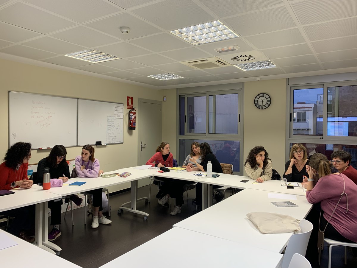 Segona sessió del seminari #CLIC amb Sants i Les Corts! 
Compartim mirades, idees i bones pràctiques sobre la realitat lingüística dels centres i continuem fent xarxa🤝🌎 #ELICCEB <a href="/se_lescorts/">Servei Educatiu les Corts</a>