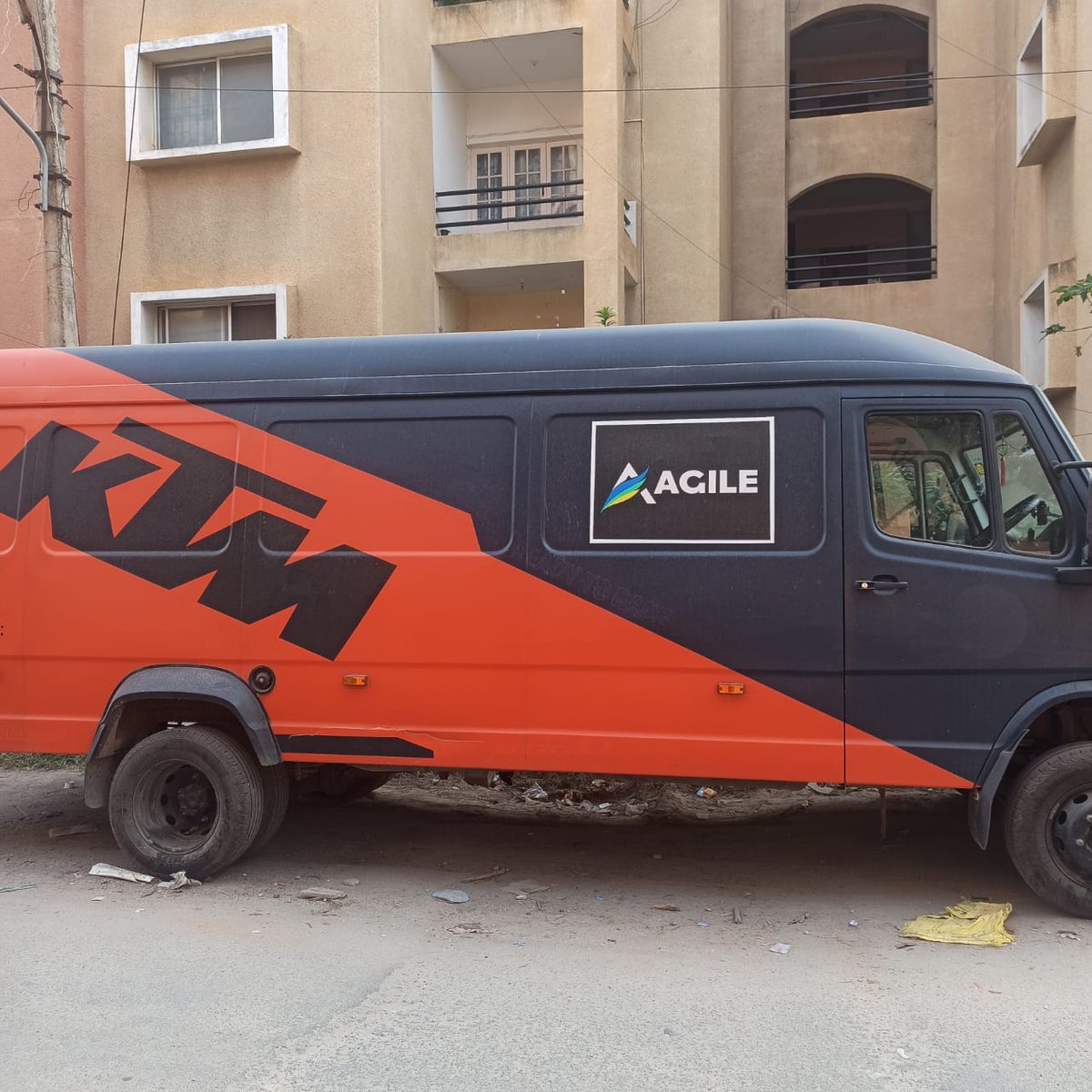 y2kmax2000's tweet photo. @blrcitytraffic @Jointcptraffic 
Please help. There is a KTM van parked outside our apts for the past 15 days, causing major traffic jams. Every day school buses are unable to maneuver resulting in heavy traffic jams.
Location: hennur main road/Buddha Shaila road intersection https://t.co/ph8nLYOdZm