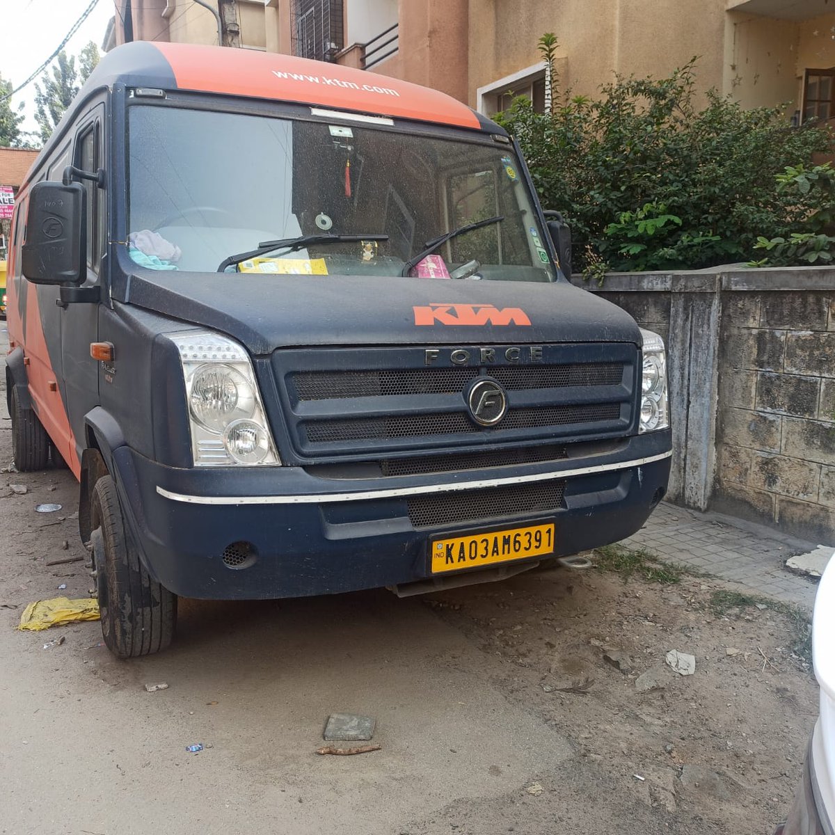 y2kmax2000's tweet photo. @blrcitytraffic @Jointcptraffic 
Please help. There is a KTM van parked outside our apts for the past 15 days, causing major traffic jams. Every day school buses are unable to maneuver resulting in heavy traffic jams.
Location: hennur main road/Buddha Shaila road intersection https://t.co/ph8nLYOdZm