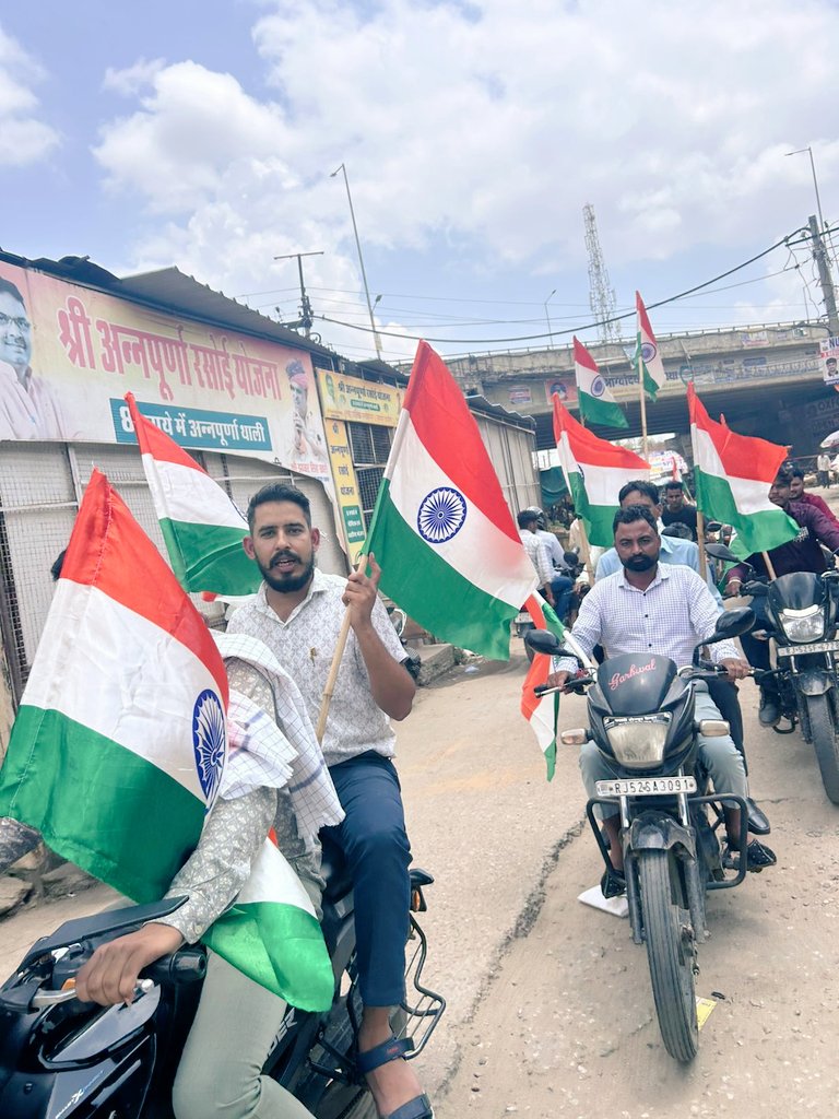 manoharpur57's tweet photo. 🇮🇳 वंदे मातरम् के 150 वर्ष पूर्ण होने पर नगर पालिका मनोहरपुर द्वारा विशेष आयोजन राष्ट्रगीत “वंदे मातरम्” के 150 वर्ष पूर्ण होने के उपलक्ष में नगर पालिका मनोहरपुर द्वारा एक बाईक रैली का आयोजन किया गया। इस अवसर पर सफाई कर्मियों,पालिका स्टाफ ने भाग लिया।
#SwachhBharat 
#VandeMataram https://t.co/INIGoRNrKE