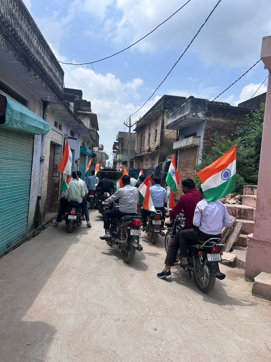 manoharpur57's tweet photo. 🇮🇳 वंदे मातरम् के 150 वर्ष पूर्ण होने पर नगर पालिका मनोहरपुर द्वारा विशेष आयोजन राष्ट्रगीत “वंदे मातरम्” के 150 वर्ष पूर्ण होने के उपलक्ष में नगर पालिका मनोहरपुर द्वारा एक बाईक रैली का आयोजन किया गया। इस अवसर पर सफाई कर्मियों,पालिका स्टाफ ने भाग लिया।
#SwachhBharat 
#VandeMataram https://t.co/INIGoRNrKE