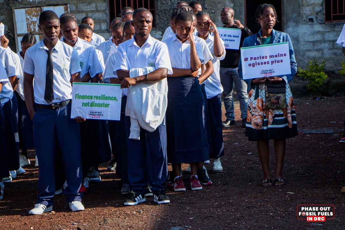 AfrikaMazingira's tweet image. Cette semaine,nous avons échangé avec élèves de l’Institut Tupendane sur les risques liés au projet EACOP et à l’exploitation pétrolière en RDC.

Nous continuons à dire #StopEACOP et non aux blocs pétroliers et gaziers.

#JustTransitionNow #Endfossilfuel #StopEcocide #ActinTime