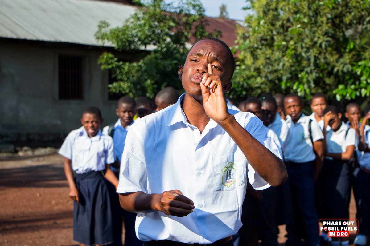 AfrikaMazingira's tweet image. Cette semaine,nous avons échangé avec élèves de l’Institut Tupendane sur les risques liés au projet EACOP et à l’exploitation pétrolière en RDC.

Nous continuons à dire #StopEACOP et non aux blocs pétroliers et gaziers.

#JustTransitionNow #Endfossilfuel #StopEcocide #ActinTime