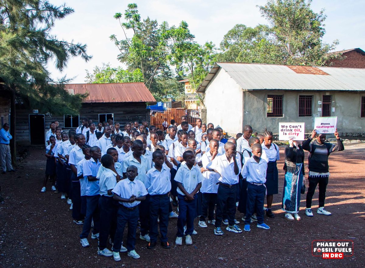 AfrikaMazingira's tweet image. Cette semaine,nous avons échangé avec élèves de l’Institut Tupendane sur les risques liés au projet EACOP et à l’exploitation pétrolière en RDC.

Nous continuons à dire #StopEACOP et non aux blocs pétroliers et gaziers.

#JustTransitionNow #Endfossilfuel #StopEcocide #ActinTime
