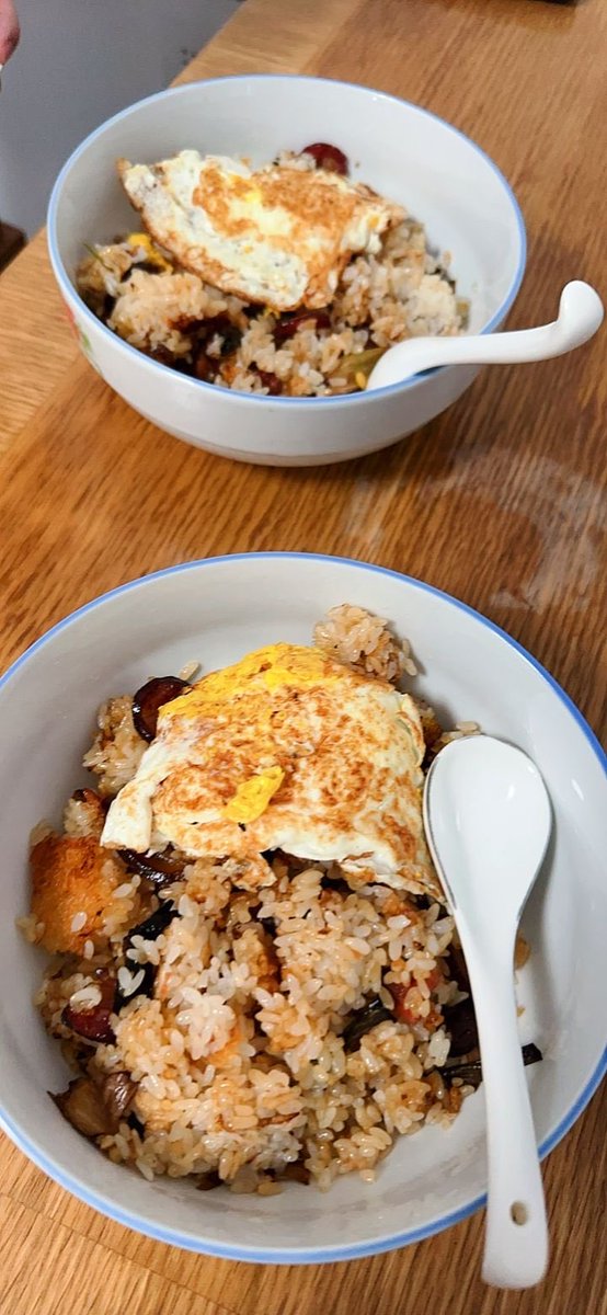 煲仔饭大成功，锅巴脆脆的一点也没糊。
ʕ •ᴥ•ʔ