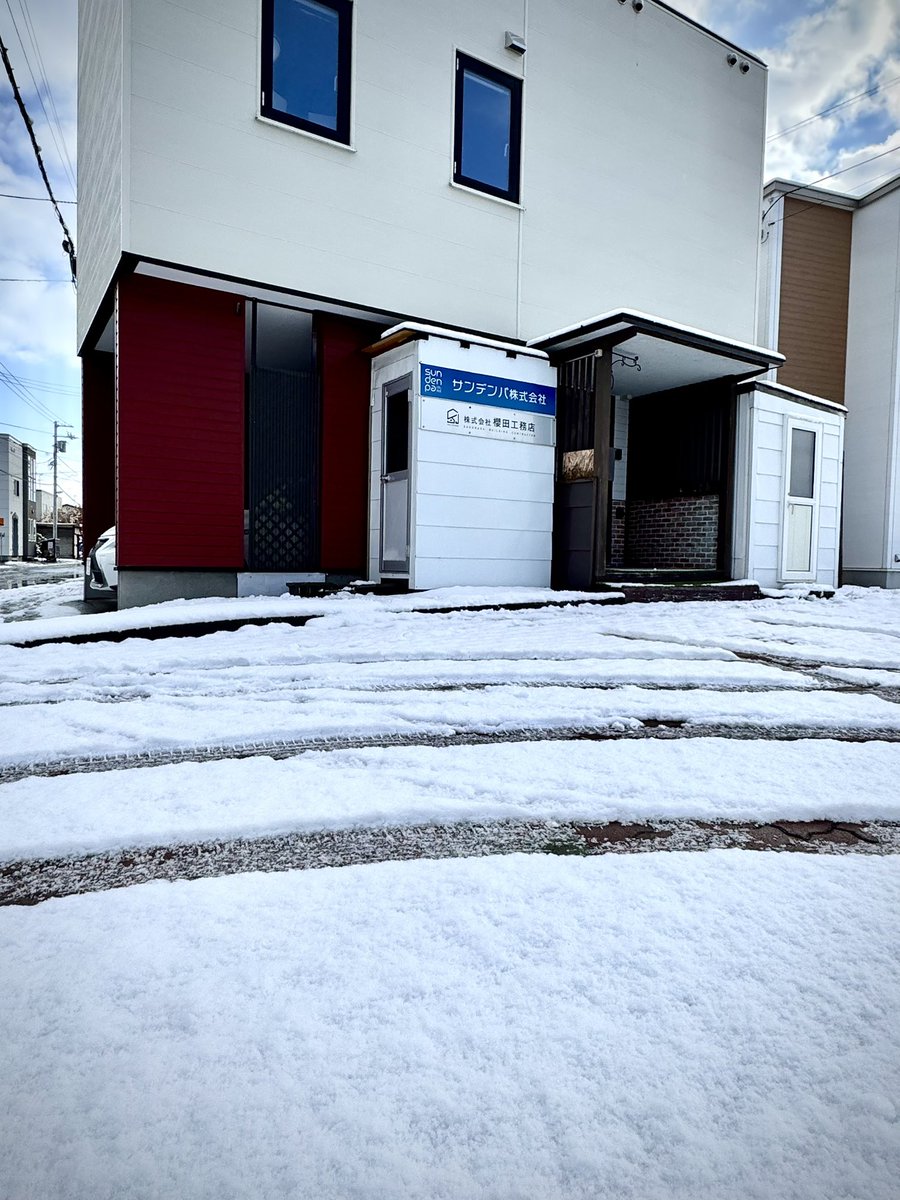 taisdp45's tweet photo. 少し雪が積もったので、事務所の物置から除雪道具を出そうと思ったら中身空っぽだった…。
#監視カメラ つけよっと…。

#除雪
#ママさんダンプ
#スコップ
#盗難 https://t.co/LeK6Obzm4J