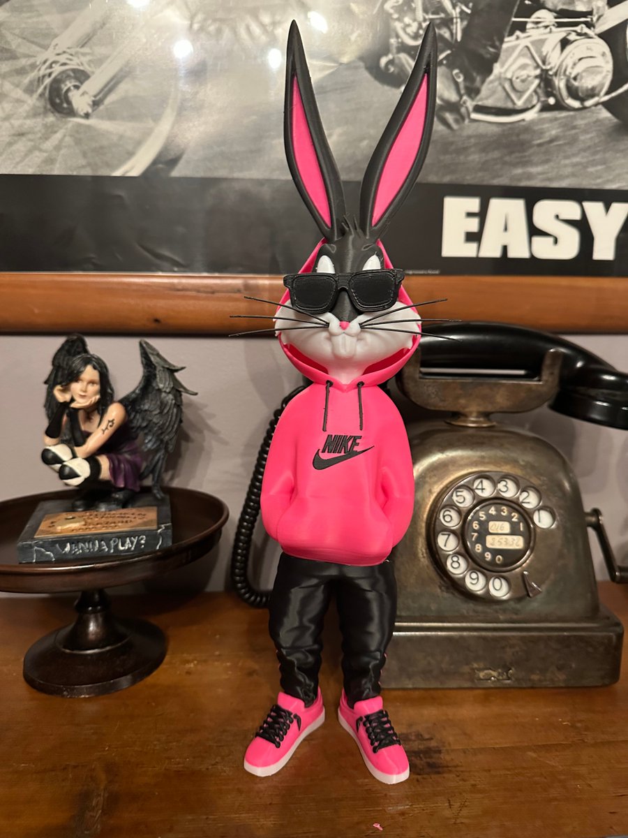 snapmaker's tweet image. 🩷🐰 Urban Looney Tunes!
After 13h43m, this Bugs Bunny hopped out of the #SnapmakerU1 — printed in its original size with the standard setup. Looks ultra-fresh paired with the pink hoodie and sneakers outfit. 🧢👟

📷 Credit to: Robert Saas

#Snapmaker #SnapmakerShowcase