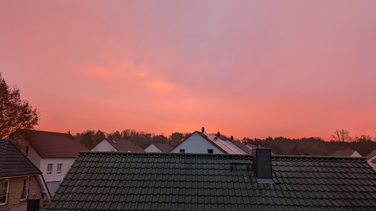 Kachelmannwettr's tweet image. Was für ein #Morgenrot an unserem Standort in #Berlin mit den aufziehenden Regenwolken. 

HD+ Radar: kachelmannwetter.com/de/regenradar/… /FA