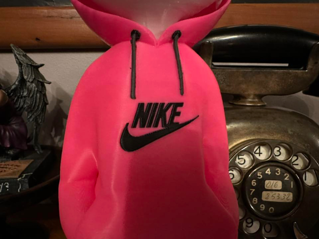 snapmaker's tweet image. 🩷🐰 Urban Looney Tunes!
After 13h43m, this Bugs Bunny hopped out of the #SnapmakerU1 — printed in its original size with the standard setup. Looks ultra-fresh paired with the pink hoodie and sneakers outfit. 🧢👟

📷 Credit to: Robert Saas

#Snapmaker #SnapmakerShowcase