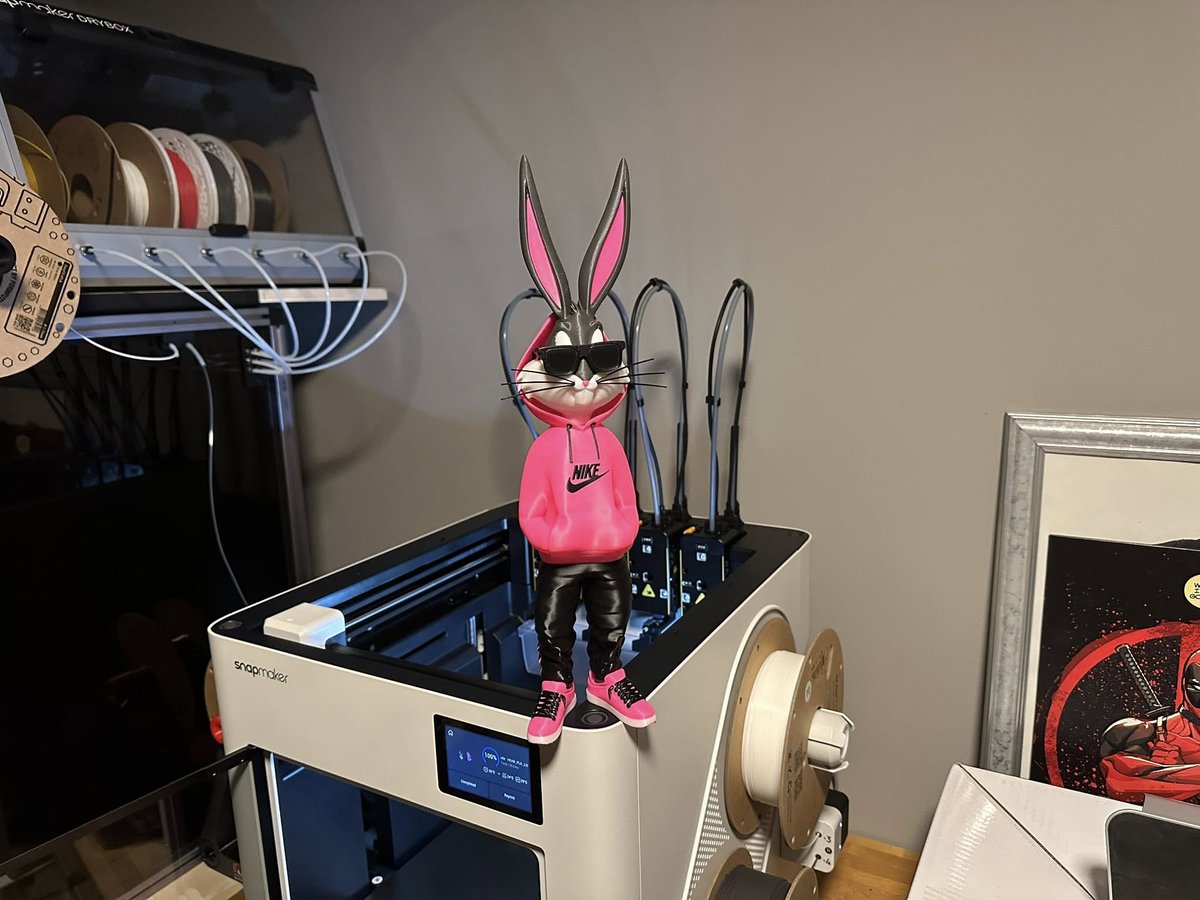 snapmaker's tweet image. 🩷🐰 Urban Looney Tunes!
After 13h43m, this Bugs Bunny hopped out of the #SnapmakerU1 — printed in its original size with the standard setup. Looks ultra-fresh paired with the pink hoodie and sneakers outfit. 🧢👟

📷 Credit to: Robert Saas

#Snapmaker #SnapmakerShowcase