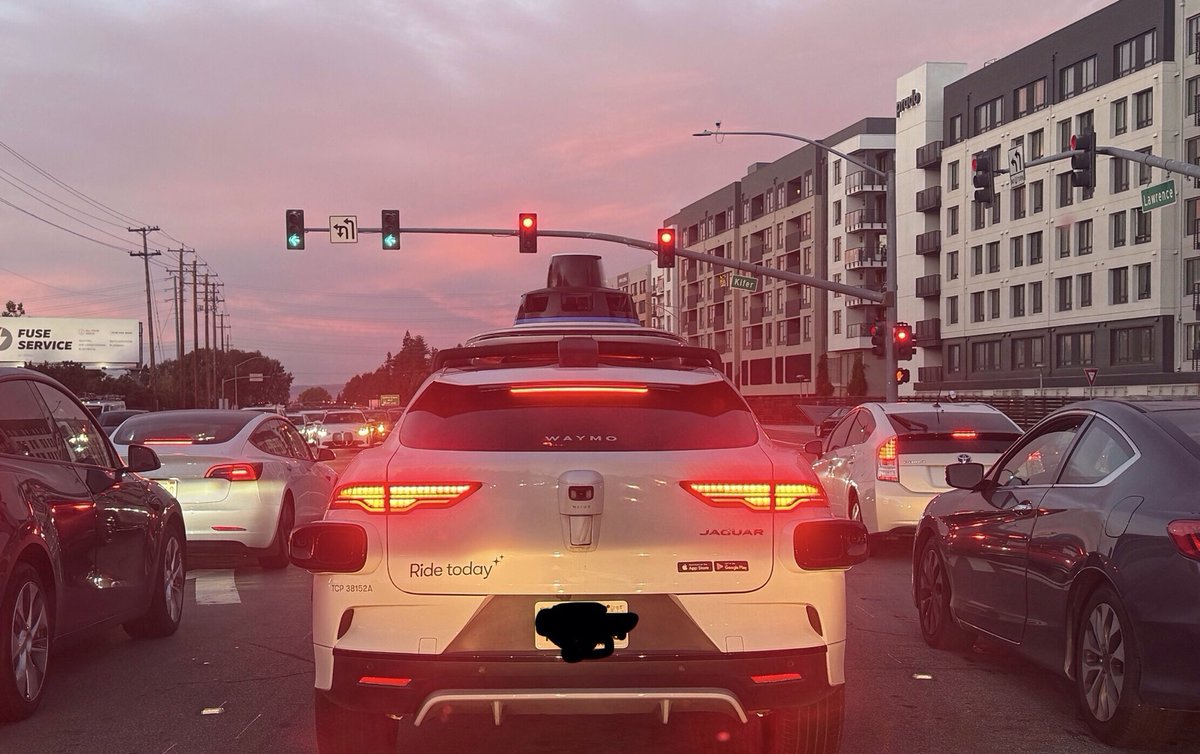 ふと気づいたらwaymo がいた。Bay Areaでもそろそろサービスが始まるんだろうか。