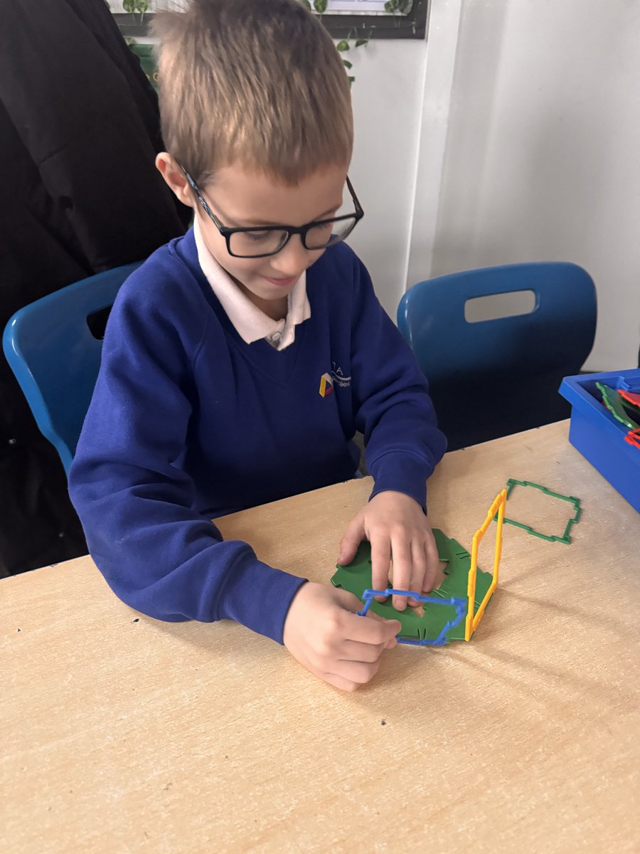 MissSmith2MS's tweet photo. We had fun exploring different ways to make 3D shapes in DT 🏠 🏢⛪️ https://t.co/Jsu2gKjTv8