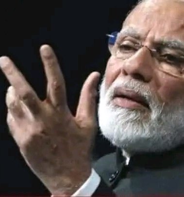 RebornManish's tweet photo. परपीड़ा ही उपलब्धि है। 

60 सालों में कुछ नही हुआ, ठीक। 
उंसके बाद क्या हुआ.. 

पूछकर देखिए। 
●●
"बहुत कुछ हुआ".. की पूर्व घोषणा के बाद बड़ा सोच सोच कर बताया जाएगा। राम मंदिर, 370, caa-nrc, ट्रिपल तलाक, पाकिस्तान को माकूल जवाब, विदेशों में डंका..। 

देश बन्द कर देना भी उपलब्धि थी। 

जीएसटी और नोटबन्दी सूची में छूट जाएंगी, आप भी मत पूछिए। जो बताया गया, उसे ही विश्लेषण कर लें। 
●●
राम मंदिर का फैसला कोर्ट का था, सरकार की राजनैतिक या प्रशासनिक उपलब्धि नही। इसे पार्टी की उपलब्धि कहना, सुप्रीम कोर्ट को कम्प्रोमाइज्ड औऱ हिस्सेदार बताना है। 

मगर मुझे इस पर भी विरोध नही, बस बतायें कि इससे आपको हासिल क्या हुआ? 

दिल पर हाथ रखकर कहें। 

आपको राम की भक्ति का आनंद मिला या, मुसलमानों से कुछ छीन लेने का सुख? निर्माण अगर ध्वंस के स्थल पर नही होता, तो यह उपलब्धि न मानी जाती। 

असलियत में यह तो एक ध्वंस का सुख था, पीड़ा देने का सुख !!! 

तोड़ कर कब्जा करने का आनंद.. 
●●
370 से भारत के जमीनी अधिकार में क्या परिवर्तन आया। अगर कुछ भी नही, तो क्या आतंकवाद रुक गया, कश्मीर से मेलजोल बढ़ गया, वहां में सुखचैन बढ़ा। नही, हालात बिगड़े, 

पर मगर आपको मिला, 
कुछ छीन लेने का सुख? 
●●
ट्रिपल तलाक क्रिमिनलाइज़ करने से आपको क्या मिला, चार पत्नियां न रख सकने की जलन से छुटकारा ?? नही, आपको मिला उंसके कोई प्रिविलेज(आभासी) छीन लेने का सुख। 

पाकिस्तान आपने मिटा दिया, या डरा दिया?? कुछ नही, आपको मिला दो बम गिराकर भाग आने का सुख। इसके नतीजे में मिली अंतराष्ट्रीय बदनामी और अलग थलग पड़ने की सचाइयां छिपामें जुगत अलग है। 
●●
CAA-NRC से क्या मिला...? कुछ नही, मगर पड़ोसी की शक्ल का ख़ौफ़ देखने का सुख। 

यही उपलब्धि है। 
ख़ौफ़, 
परपीड़ा, 
छीन लेना, 
दबा देना, 
डरा देना, 
बन्द कर देना। 
●●
नोटबन्दी और जीएसटी के छूटे हुए मसलों पर आइये। यहां पर ख़ौफ़, ख़ो देना, डर जाना, बन्द हो जाने का भय आप पर है। सो आप बात करने से कन्नी काटते है। 

खुद को इनसे हुई पीड़ा का कष्ट आप छुपाते है। यह मानकर कि यह परपीड़ा के आनंद की छोटी सी कीमत हैं। लच्छेदार शब्दो मे यह देश के लिए आपका त्याग है। 
●●
तो कोई फैसला बताइये, नीति बताइये जो आम जनजीवन को समृद्ध बना गयी हो। 

अरे, हिंदुओं को ही समृद्ध बना गयी, आपको राहत दे गई हो, उम्मीदें जगा गयी हो। क्या ऐसा कोई मौका था, जब आपके हिन्दू होने के बावजूद, 8 बजे प्रकटीकरण की पूर्व घोषणा से, दिल मे कुशंकाएँ न उठी हो?? 
●●
पीड़ा सबको बराबर है। 

मगर दूसरी ओर की घास ज्यादा हरी, दूसरे का सुख बड़ा प्रतीत होता है। तो दूसरे को पीड़ा का आनंद भी बड़ा होता है। एक पूरी सरकार आपने परपीड़ा के सुख के लिए पाली है। उससे परपीड़ा के अलावे कुछ मांगा ही नही है। 

इसलिए परपीड़ा ही उसकी उपलब्धि है। 
●●
आप प्रतिवाद करेंगे। विदेशों में मान सम्मान की बात कहेंगे। इस सम्मान का मीटर क्या है ??? 

क्या आप जानते है, कि विदेश में डंका बजने का सीधा नतीजा विदेश व्यापार में वृद्धि होती है। ट्रेड फेवर्स और समझौते होते है। वीजा इमिग्रेशन आसान होते है। आखरी बड़ा ट्रेड समझौता 2012 में हुआ। 

कोविड के पहले ही हमारा, विश्व के विदेश व्यापार में हिस्सा घटना शुरू हो चुका था। विदेशों की कवायद में आपके हाथ कुछ हंसते, गले मिलते फोटो लगे है। नथिंग एल्ज .. 

क्या ये फोटो आपके निजी एलबम का हिस्सा बनेंगे?
●●
आह, वो गैस वितरण और शौचालय की बात रह गयी। इसकी सफलता, असफलता की डेप्थ में नही जाऊंगा।  मुस्कुरा दूंगा यह सुनकर कि आपने ये सरकार गैस और शौचालय के लिए चुनी थी। 
★★■★★
तो बस गांठ बांध लीजिये, परपीड़ा ही इस सरकार की उपलब्धि हैं। परपीड़क इसके चेहरे हैं।

परपीड़ा हमारा व्यापार है, 11 बरस से हमारा उद्यम है, उत्पाद है। एक सैडिस्ट नेशन, जो अपनों को सबक सिखाने की कोशिश में, खुद पतन की खाई में कूद चुका है। 
●●
और यही इस किस्म के हिंदुत्व का हासिल है। 
थकान, एक बड़ा शून्य, खाली हाथ, 

और उन्हें निराशा से तकते हुए हम। 
बधाई!!