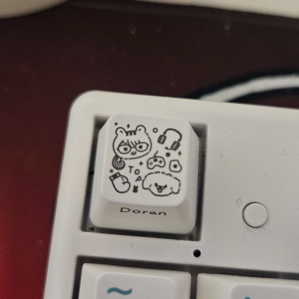 2025월즈우승탑 도란 키캡 키링 2개사서 하나는 가방에 달고 하나는 겜용 키보드에 장착 
너무 귀여움