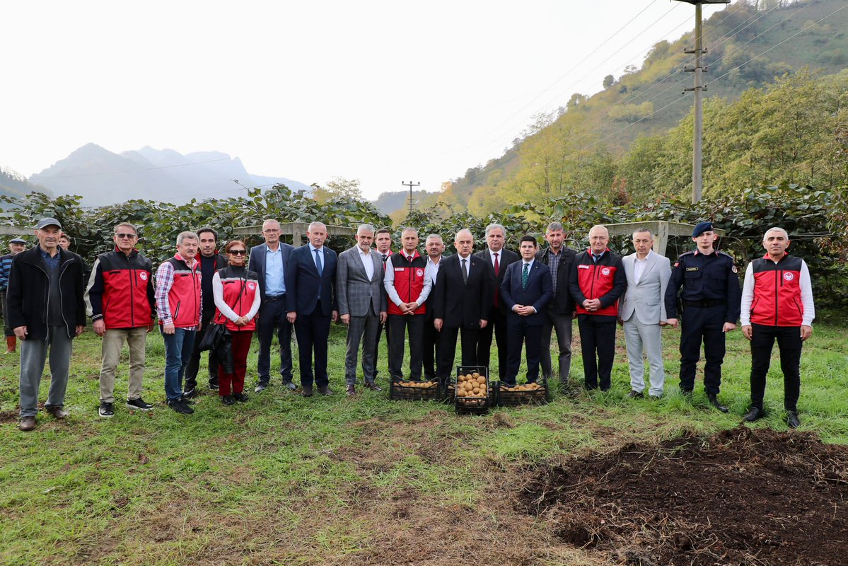 Vali Erol, Kivi Hasadına Katıldı
ordu.gov.tr/vali-erol-kivi…