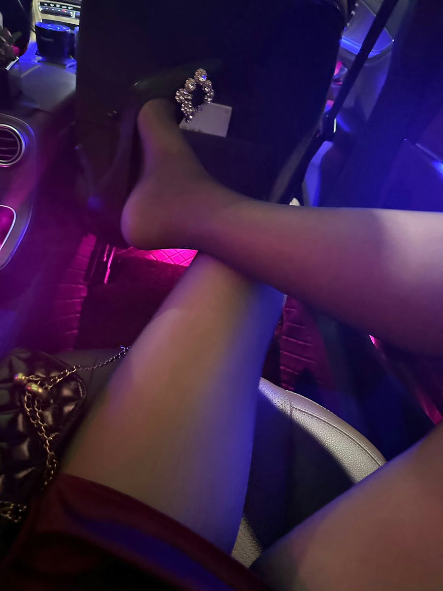 一直觉得奔驰氛围灯拉低了这车身价，又土又low，真没特斯拉来得简洁… https://t.co/X6BgwaUapN