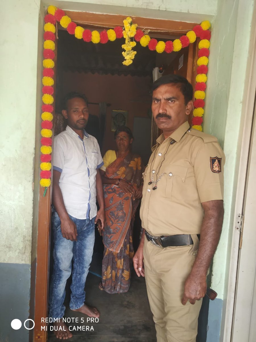 ಕುದೂರು ಪೊಲೀಸ್‌ ಠಾಣಾ ವ್ಯಾಪ್ತಿಯಲ್ಲಿ ಗ್ರಾಮ ಗಸ್ತು ಮಾಡಿ, ನೂತನವಾಗಿ ಜಾರಿಗೆ ತಂದಿರುವ "ಮನೆ ಮನೆಗೆ ಪೊಲೀಸ್" ಎಂಬ ಕಾರ್ಯಕ್ರಮದ ಬಗ್ಗೆ ಸಾರ್ವಜನಿಕರಿಗೆ ತಿಳಿಸಿ, ಕಾನೂನುಗಳ ಅರಿವು  ಮೂಡಿಸಿ, ಕುಂದುಕೊರತೆಗಳ ಬಗ್ಗೆ ವಿಚಾರಿಸಲಾಯಿತು.<a href="/spblrsouth/">Bengaluru South District Police</a>