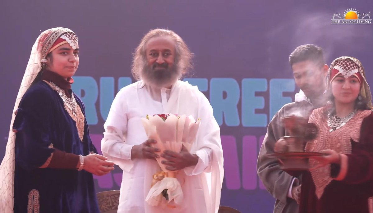manijgd's tweet photo. Thousands of Youth are attending #EduYouth with Meet with @Gurudev in #SriNagar #Kashmir 
#DrugFreeKashmir https://t.co/iTuE42EHuH