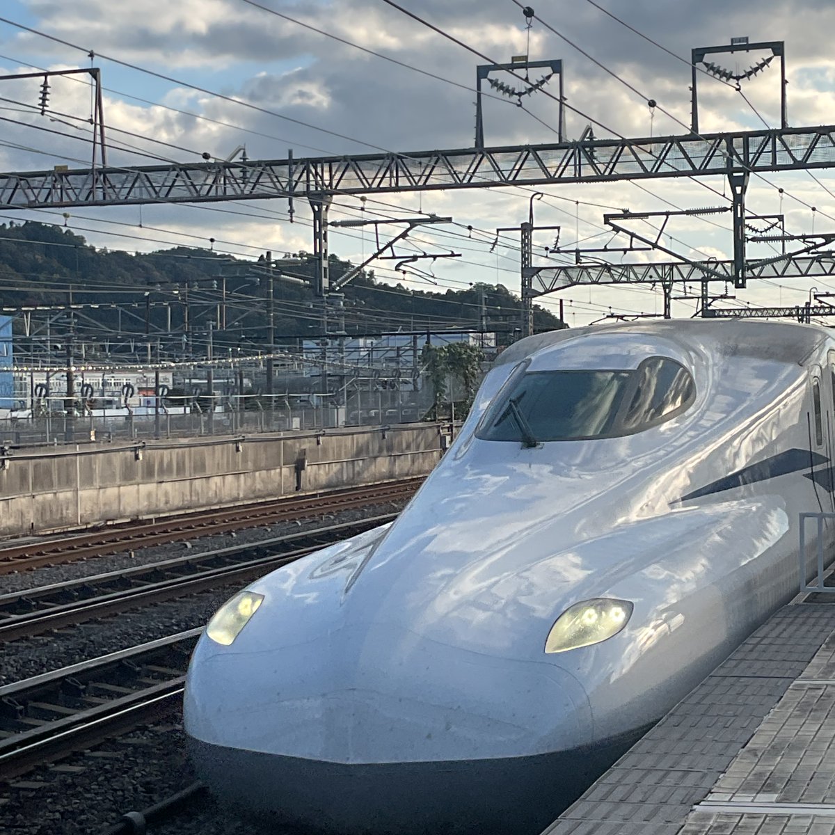11月の米原駅からの風景です。日が落ちる時間が早くなって来ました。山が色付くのが楽しみです‼︎
#JR東海　#米原駅