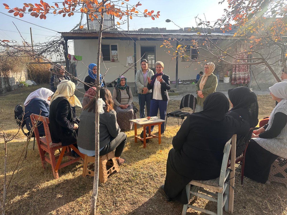 DemParti_IGDIR's tweet image. Dem parti kadın örgütü yaklaşan 25 Kasım kadına yönelik şiddete karşı Uluslararası mücadele günü kapsamında kadınlarla bir araya gelerek kadın mücadelesi hakkında bilgilendirme yaparak...