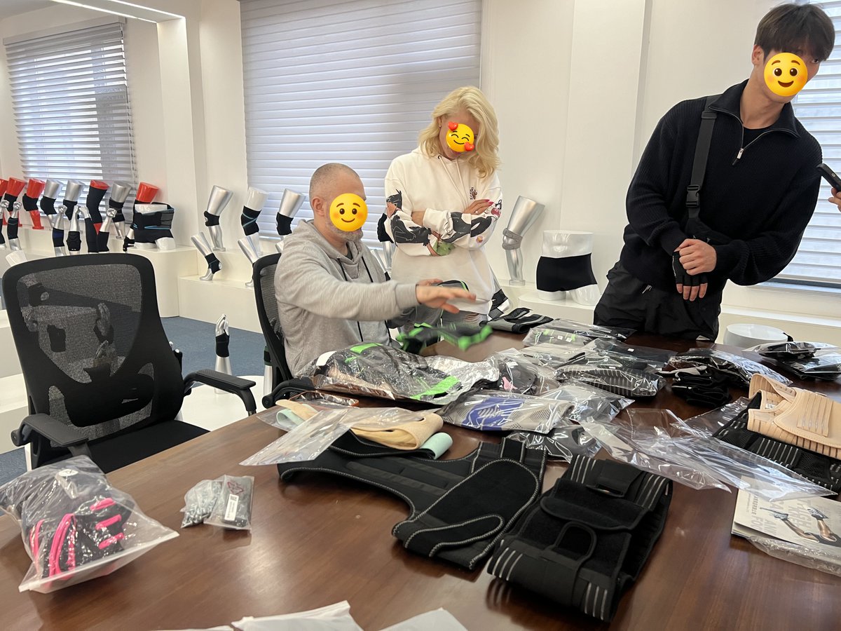 cqssport's tweet photo. 👍 We are very grateful to our customers for their trust and affirmation. Two customers from Russia visited 5 factories in a row and finally chose us. He said that although our price was not the cheapest, he was most satisfied with the quality of our products. 👏 https://t.co/KTCRyuU6x1