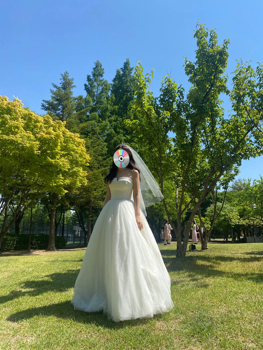 cxxdxxq's tweet photo. 구라같죠 진짜에요
좀 겹칠수도 잇지 내가 뭐가 되는것도 아니고 
지기싫다고 새벽부터 청담가서 헤메받고 입고감 
그친구는 번장 흔한 드레스입엇고..
지나고 보니까 너무 어렸던거가틈
이쁜 졸사는 나왓지만
참 표독스러웟내요 https://t.co/RTZBPas5ga